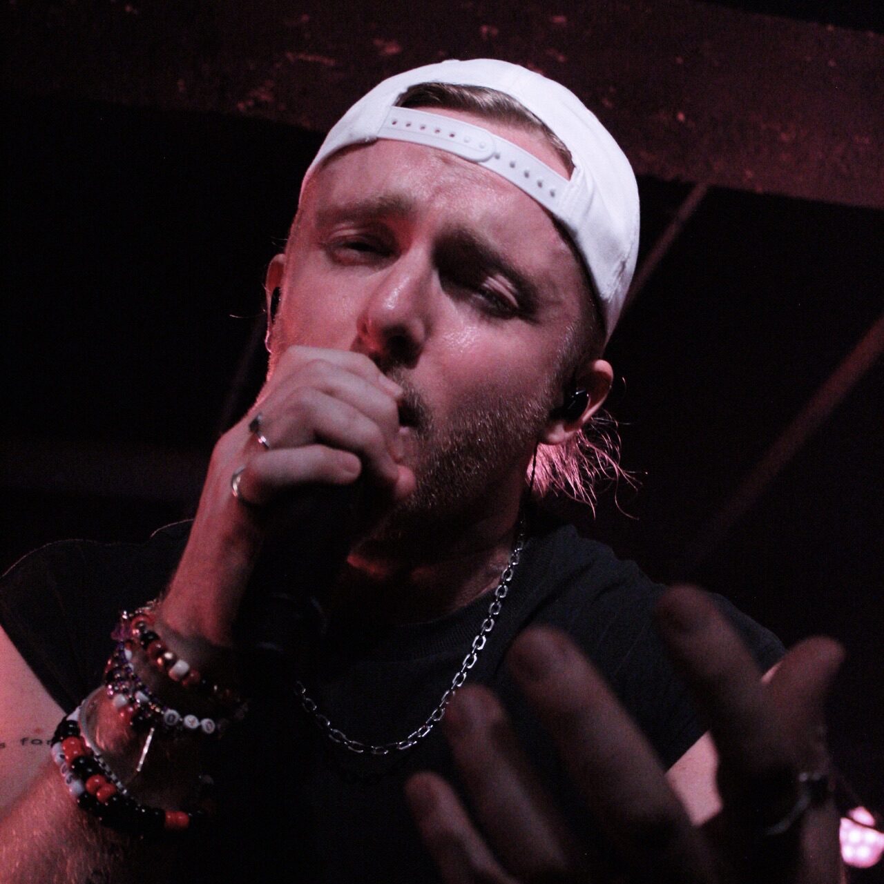 VOILÀ Manchester Academy 3 live review – Gus delivering vocals to the Manchester crowd